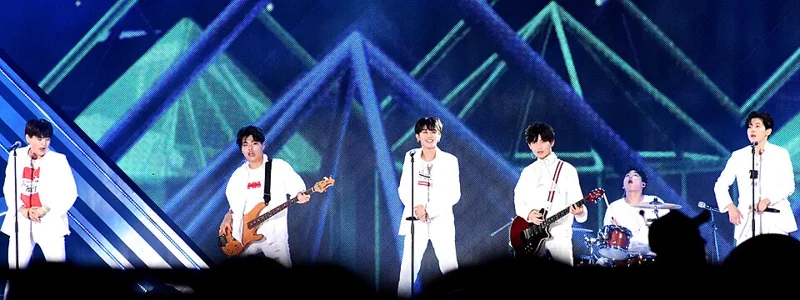 더 이스트라이트 · The East Light